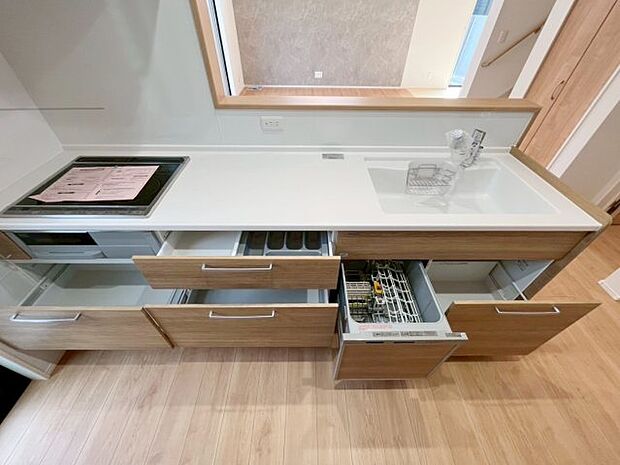 【キッチン】 家族との会話を楽しめる対面キッチンはビルトイン食洗器付で家事負担も大幅に軽減されます。 毎日のお料理がもっと楽しくなり、家族との時間も増えるでしょう。