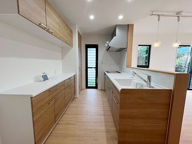 【キッチン】 キッチン収納は食器類の他に、消耗品や食料品などもストックできキッチン回りが片づきます。 作業スペースも広く、スムーズな家事導線を確保できます。