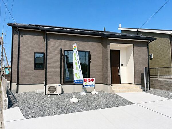 かえるホームの新築平屋です。家族が集う生活しやすい間取りとゆとりある敷地に駐車スペースも充分に確保。 将来まで快適に暮らせる、家族にやさしい平屋の住まいがここに誕生します。