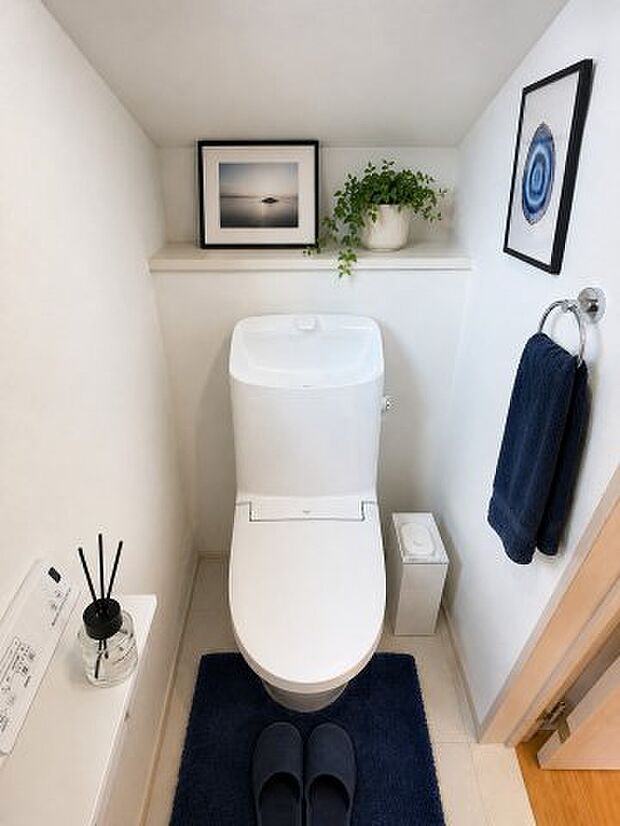 【トイレ】【トイレ】 温水洗浄便座付きのトイレ空間は、毎日の生活を気持ちよく過ごせます。※画像はイメージです。 嬉しいタオルリングやペーパーホルダーも完備です。