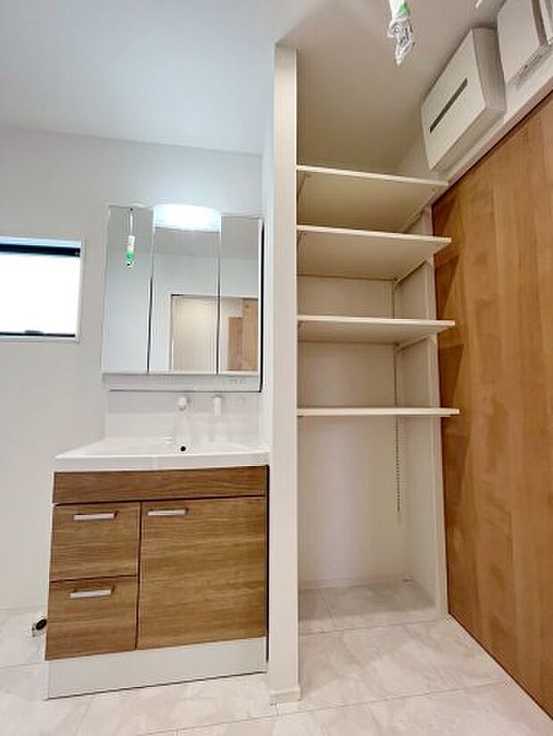 【独立洗面台】【洗面脱衣室】 忙しい朝の身支度もスムーズに行える、シャワーホースを引き出して使える洗面化粧台です。 収納も充実しているので、タオルや洗剤などもすっきりと片付き、いつも清潔で快適な空間を保てます。