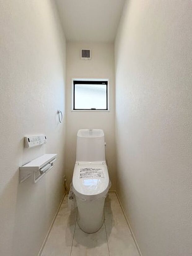 【トイレ】【トイレ】 清潔感があふれ温水洗浄便座が搭載の快適なトイレ空間は、毎日の生活を気持ちよく過ごせます。 嬉しいタオルリングやペーパーホルダーも完備です。