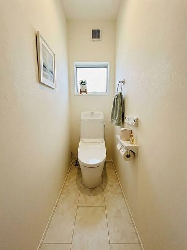 【トイレ】【トイレ】 温水洗浄便座付きのトイレ空間は、毎日の生活を気持ちよく過ごせます。※画像はイメージです。 嬉しいタオルリングやペーパーホルダーも完備です。