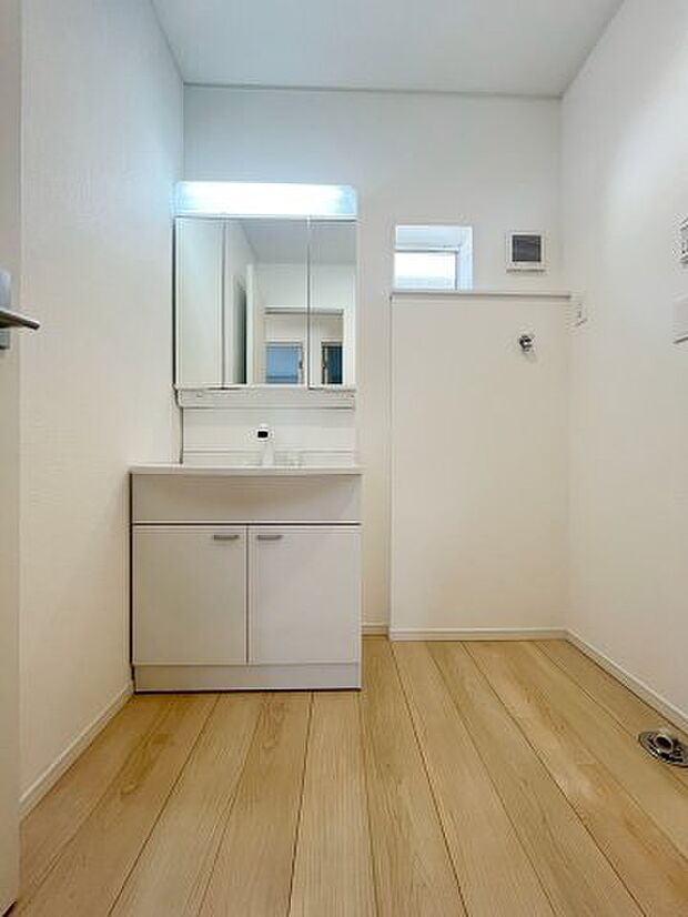 【独立洗面台】脱衣スペースに三面鏡付きの洗面化粧台。曇り止め付きのミラーキャビネットを採用。