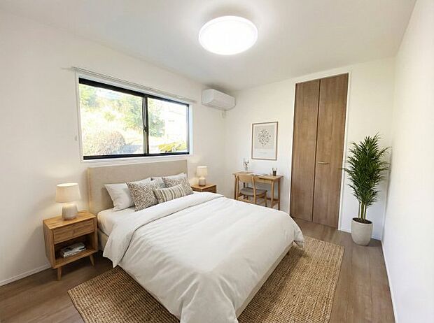 【洋室】【洋室】窓から差し込む明るい朝日で気持ちの良い朝を迎えることができる洋室です。※画像はイメージです。 シンプルで心地よく、木の温もりを感じるフローリングです。