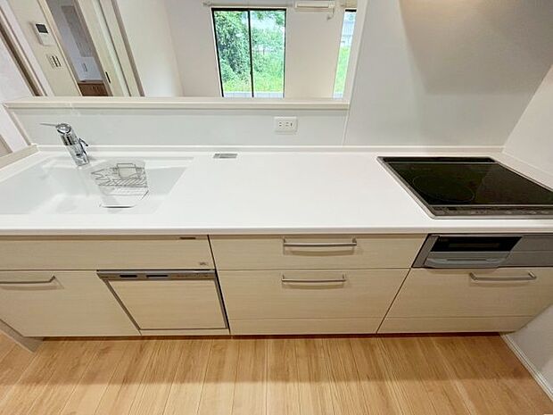 【キッチン】【キッチン】 家族との会話が弾む対面式のキッチン。料理をしながらリビング見渡せる嬉しい安心設計です。 子育て世代にも嬉しい、家族の繋がりを育む空間となるでしょう。同仕様写真。