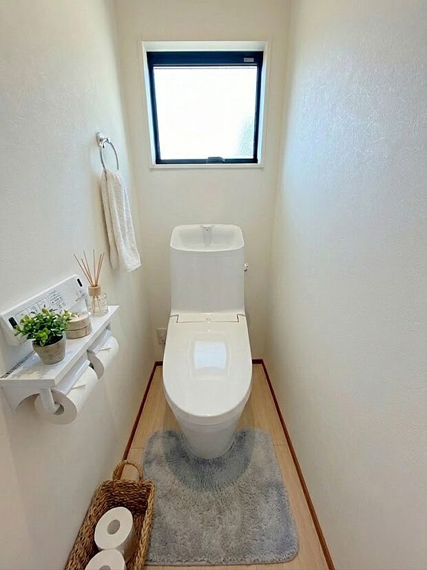 【トイレ】【トイレ】 温水洗浄便座付きのトイレ空間は、毎日の生活を気持ちよく過ごせます。※画像はイメージです。 嬉しいタオルリングやペーパーホルダーも完備です。