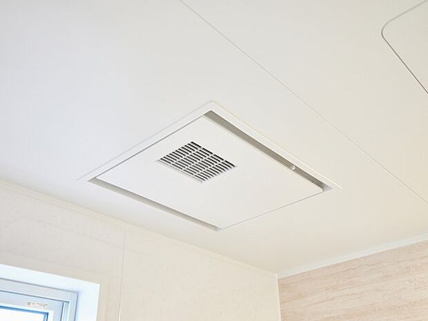 【浴室暖房乾燥機】天候や花粉、PM2.5を気にせず洗濯物を干せる強い味方。冬場は浴室を暖めておけるため、ヒートショック対策としても有効。換気機能も備え、お手入れの負担も軽減します※画像はイメージです