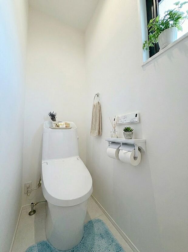 【トイレ】【トイレ】 温水洗浄便座付きのトイレ空間は、毎日の生活を気持ちよく過ごせます。※画像はイメージです。 嬉しいタオルリングやペーパーホルダーも完備です。