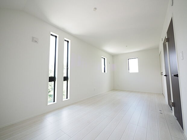 【居室】- Bed Room -
明るく開放的な居室は、間仕切りで2部屋に分割可能！どんなライフスタイルにもフィットします♪