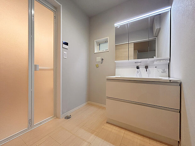 【化粧洗面台】三面鏡裏収納など収納スペースが充実したシャワー水栓付き洗面化粧台です。