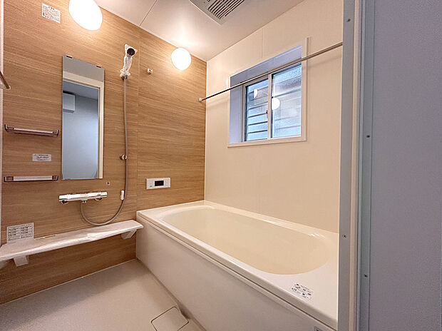 【浴室】ゆったり脚を伸ばせる浴槽で癒しの時間を。浴室乾燥機付きでお洗濯に困りません。