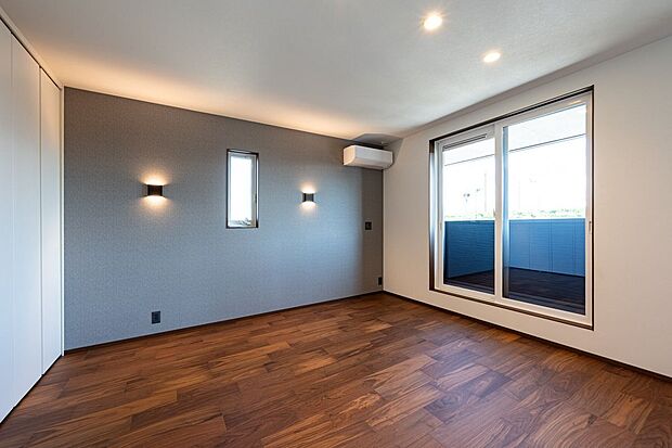 【寝室】■B号地主寝室シングルベッドを2台並べてもゆとりがある、約10.4帖の主寝室です。グレートーンのアクセントクロスに、柔らかい間接照明が素敵な空間です。