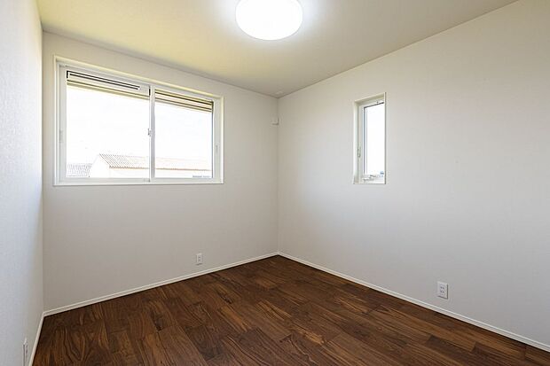 【子供部屋】■B号地洋室2階の洋室は約5.5帖あります。窓が高い位置に設置してあるため家具の配置の自由度が高いお部屋です。