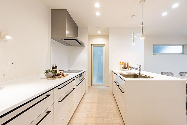 【キッチン】■D号地キッチン食器洗浄乾燥機完備のキッチンです。スイッチ1つで洗浄から乾燥まで完了するため、家事を大幅に時短できます。手洗いよりも節水効果も期待できます。