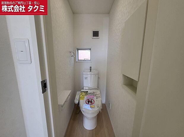 【トイレになります。】オート開閉式のトイレとなります。収納棚もつきます。