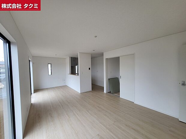 【2号棟のLDK】2号棟18帖のLDK。奥北側に4.5帖の和室が隣接。