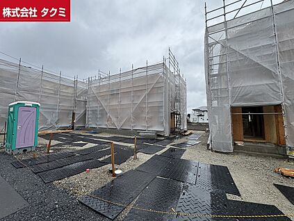 奥の三棟建築中
