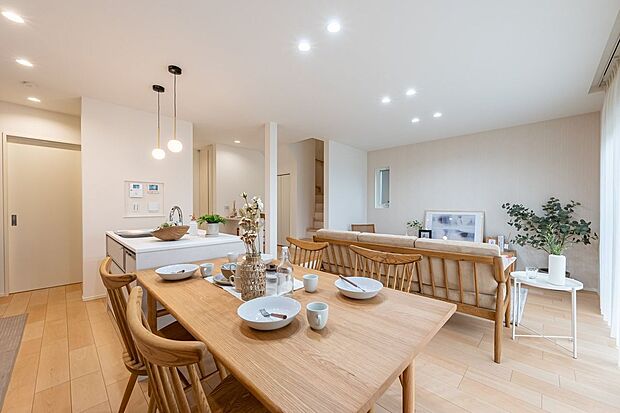 ■B号地LDKリビングと2階のホールには、お掃除道具の収納場所を確保しています。置き場に迷うお掃除道具を一か所に収納することで、ご家族みんなが「ついで掃除」をすることができます。