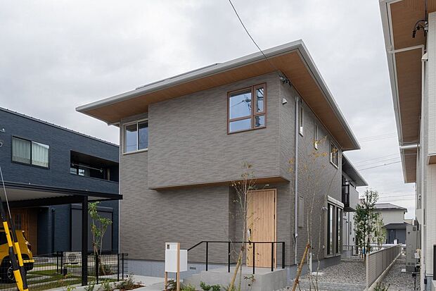 ■1号地外観いつまでも飽きのこない、愛着を感じる家となるよう、均整の取れたシルエットと、自然な色合いのデザインを施しています。2台駐車可能です(車種による)