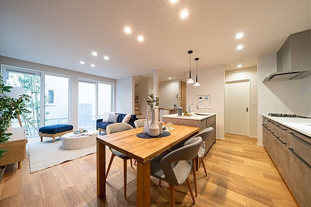 ■1号地リビングリビング横に階段があることで、帰宅時に必ずリビングを通るため家族が接する機会が増えます。