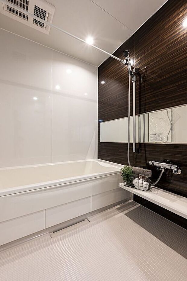 ■B号地バスルーム浴室乾燥機完備のバスルームです。乾燥機を使用することで、浴室内の湿気を効率的に除去し、カビの発生を抑えることができます