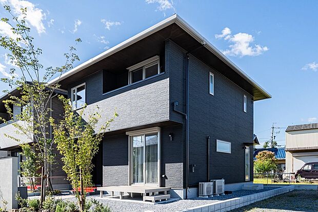 ■B号地外観ダークトーンでまとめた外観のB号地は、落ち着いたシックな印象です。駐輪スペースがあり、お車は3台駐車可能です。（車種による）