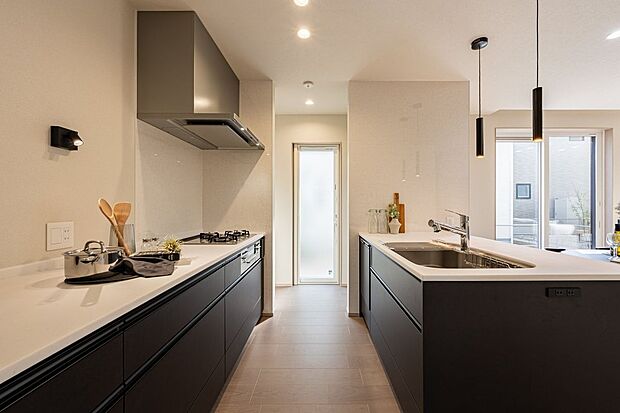 ■E号地キッチンキッチンは食器洗浄乾燥機付き。スイッチ1つで洗浄から乾燥まで完了するため、家事を大幅に時短できます。手洗いよりも節水効果も期待できます。