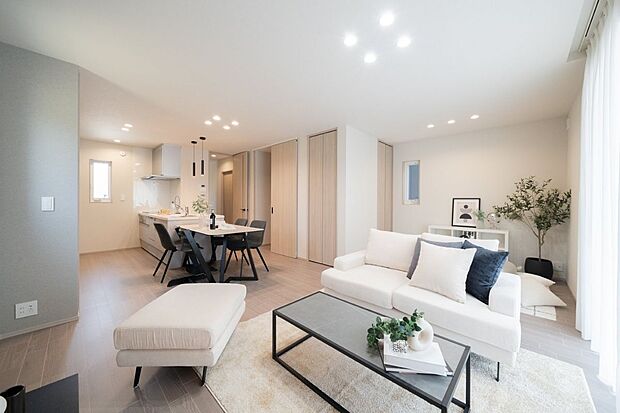 ◆C号地リビング約18.4帖のLDKは、三方向に窓があり明るく開放感があります。床暖房完備で、冬場でも足元からじんわりと暖かく快適です。