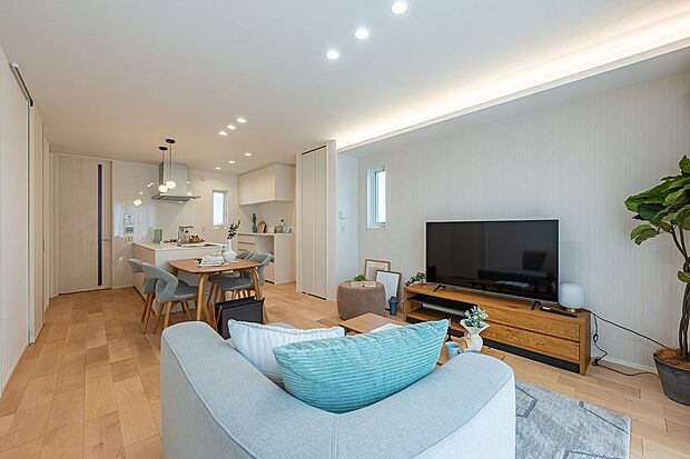 【リビング】■LDKリビングは約16.1帖です。リビング・ダイニング・キッチンがひと続きの間取りで、家族のつながりを感じやすい設計。生活動線もスムーズで毎日の暮らしが快適です。床暖房完備。