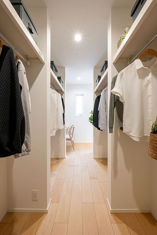 【収納】■1号地パーソナルクローク　主寝室にはパーソナルクロークを用意いたしました。あえて扉をつけないことで、空間を最大限有効活用し、荷物を持ったまま出入りしやすくしました。