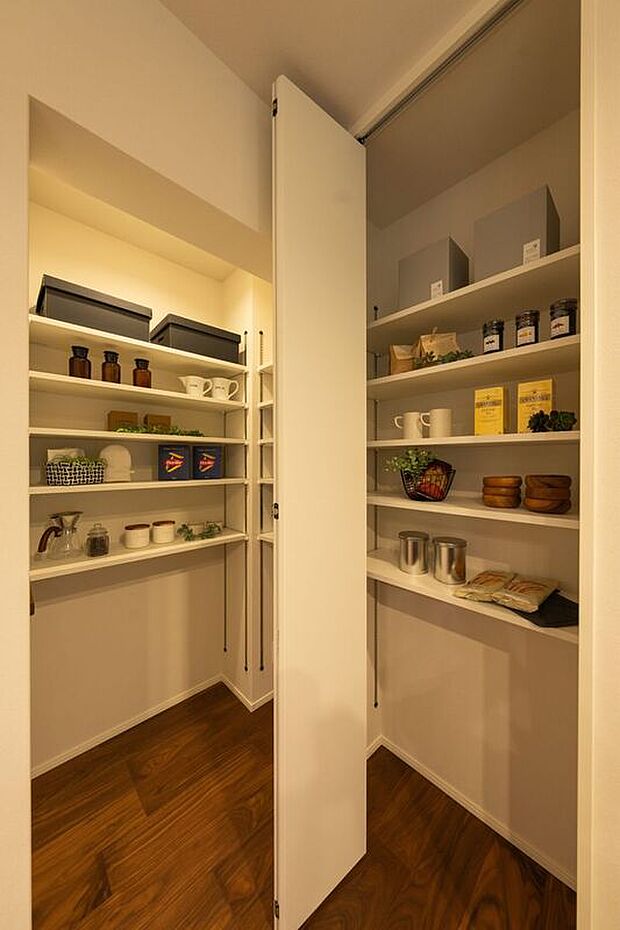 【収納】■S号地キッチンクロークキッチン背面には大容量のパントリーを完備。食料品やキッチン用品を効率的に収納し、キッチンスペースを整理整頓することで使いやすく保つことができます。
