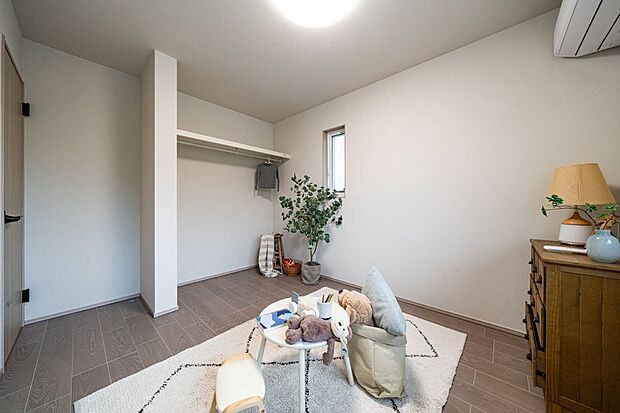 【子供部屋】■L号地洋室約5.4帖の洋室は、北側、西側に窓が設けられている二面採光のお部屋です。大容量のクローゼットが付いているので、学用品や洋服をスッキリと収納できます。