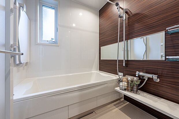 【バス】■2号地バススタイリッシュなダークブラウンのアクセントパネルが印象的な浴室。ワイドミラーが空間に奥行きをもたらし、広々とした印象を与えます。
