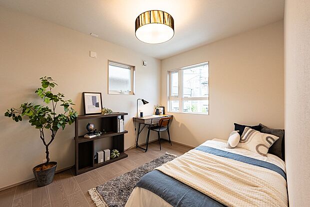 【子供部屋】■E号地洋室２階の洋室は、お子様のお部屋に最適なサイズです。窓が高い位置に設置してあるため家具の配置の自由度が高いお部屋です。