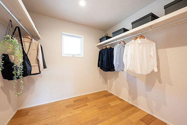 【収納】■18号地ファミリークローク　2階ホールにはファミリークロークがあります。家族全員の衣類や季節用品、日用品などを一括で収納できる大容量スペースです。整理整頓や衣替えも効率的に行えます。