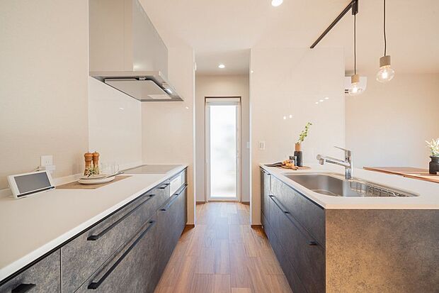 【キッチン】■19号地キッチン　奥にはキッチンクロークがあり、食料品やキッチン用品を効率的に収納し、キッチンスペースを使いやすく保つことができます。