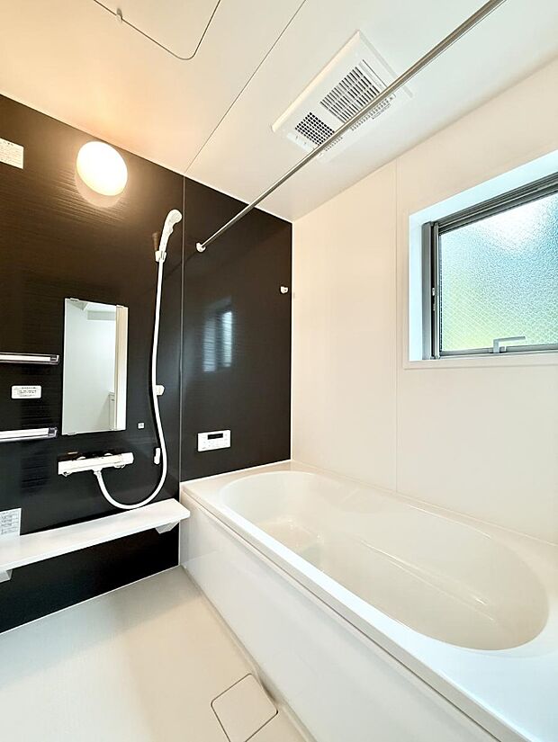 ■落ち着いた色合いの壁面、ゆっくり寛げるバスルーム