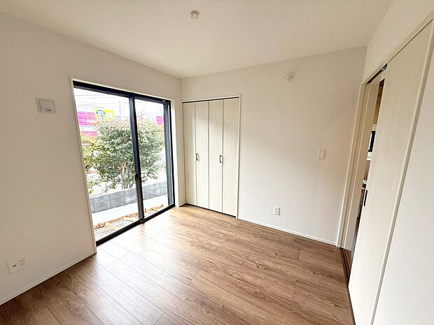5号棟 ■落ち着いた色合いのお部屋で穏やかな時間を楽しめます