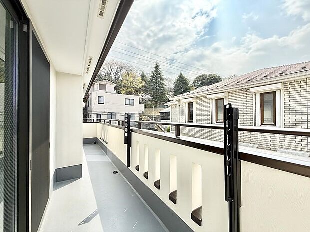 ■ 心地よい風と光を感じる、くつろぎのバルコニー