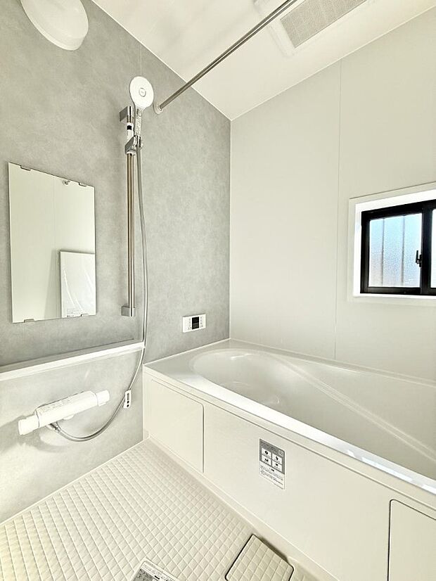 ■落ち着いた色合いの壁面、ゆっくり寛げるバスルーム