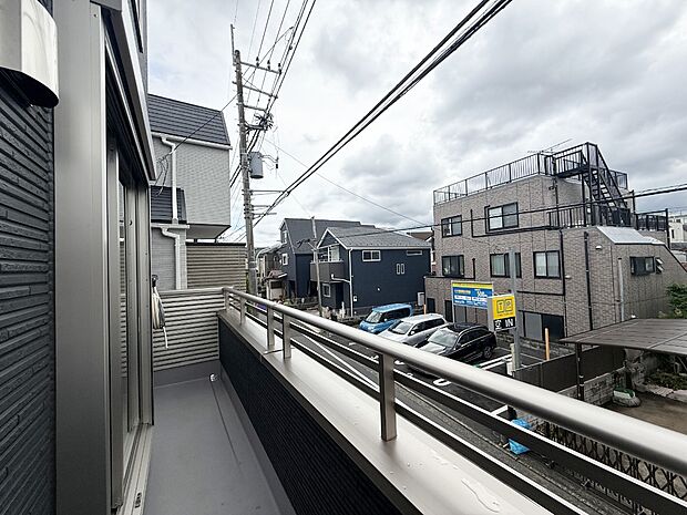 No.1  ■ 心地よい風と光を感じる、くつろぎのバルコニー