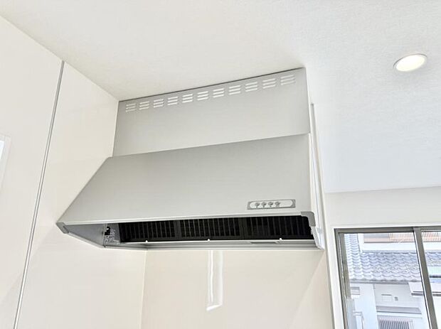 【レンジフード】■調理時の蒸気や匂いが換気扇に誘導され、効率的に排煙ができます。