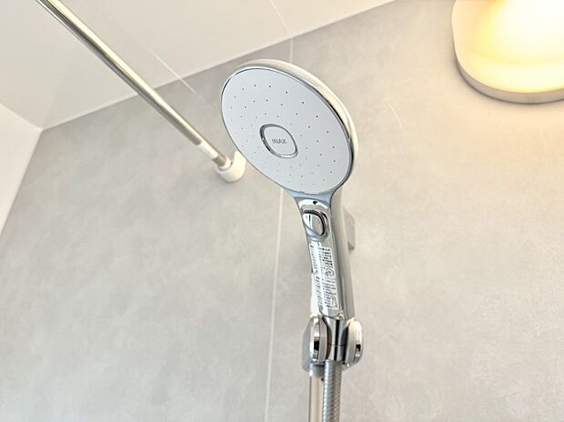 【止水シャワーヘッド】■手元で簡単に止水できるため、水の無駄遣いを減らすことができます。