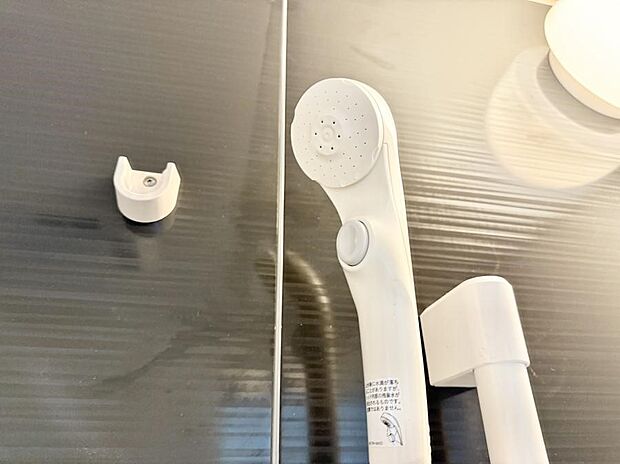 【止水シャワーヘッド】■手元で簡単に止水できるため、水の無駄遣いを減らすことができます。