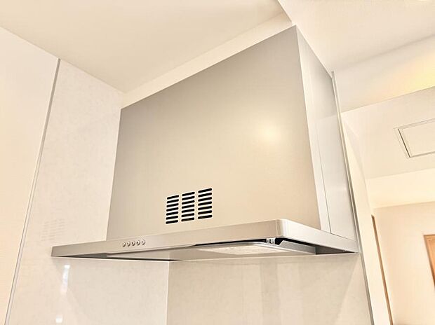 【レンジフード】■調理時の蒸気や匂いが換気扇に誘導され、効率的に排煙ができます。