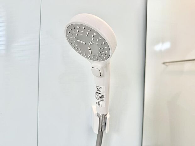 【止水シャワーヘッド】■わざわざシャワー水栓のレバーまで手を伸ばす必要がなく、簡単に止水できる