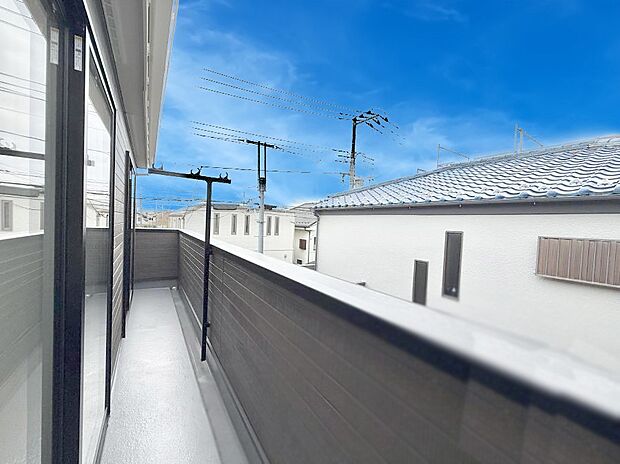 【バルコニー】■ 朝のコーヒーや夜の星空を楽しむ、癒しの場所