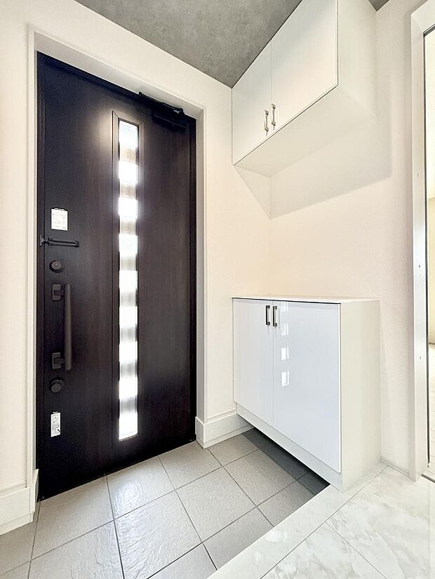 【玄関】■ 家族やゲストをやさしく迎える、心地よい空間