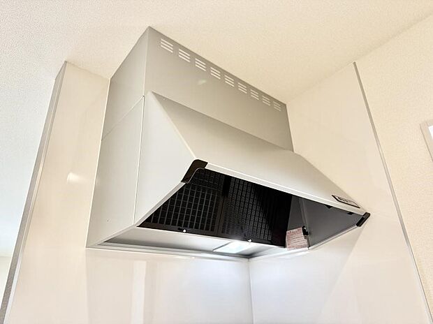 【レンジフード】■調理時の蒸気や匂いが換気扇に誘導され、効率的に排煙ができます。